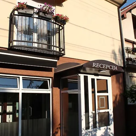 Alex18 فندق مبيت وإفطار Ni