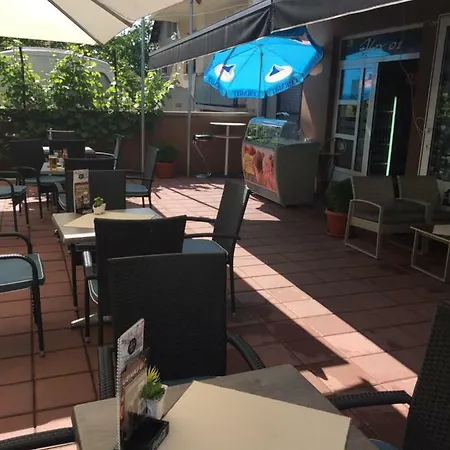 Alex18 فندق مبيت وإفطار 4*